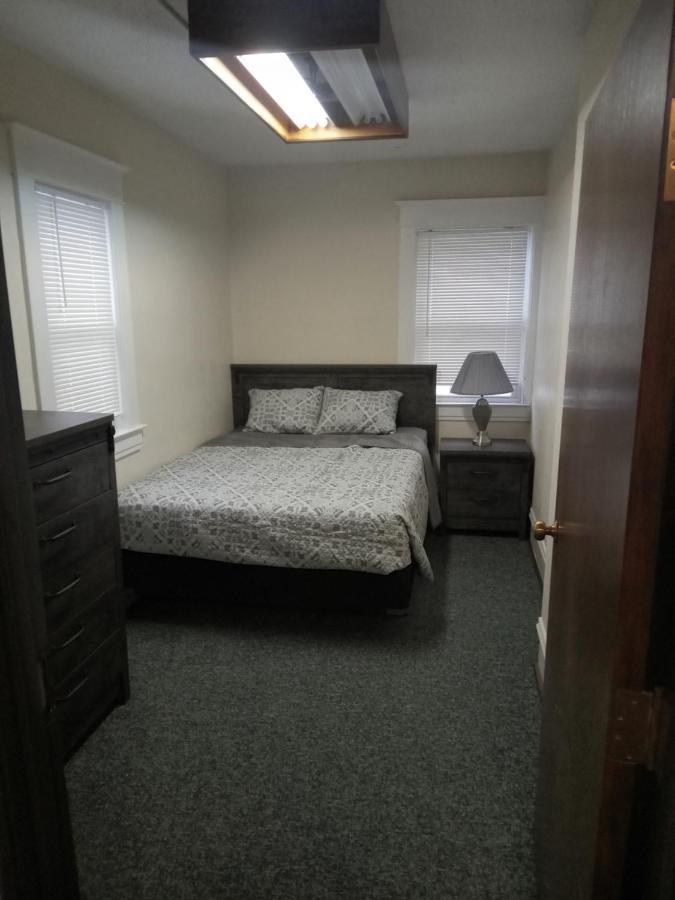 E. Michigan Walk Up Furnished 2 Bedroom Apt Lansing Kültér fotó